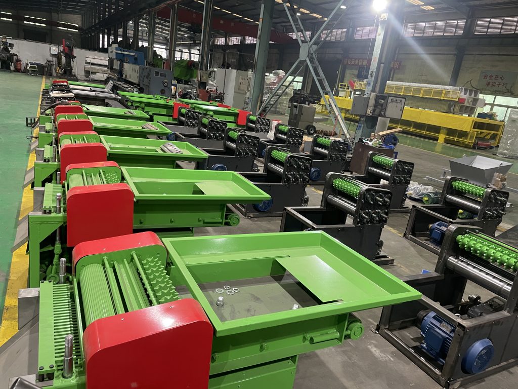 Coconut shell cutting machine is in production.