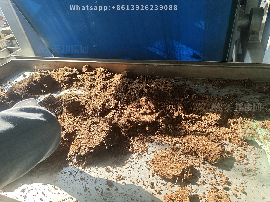 Coconut coir dehydrated by a belt press