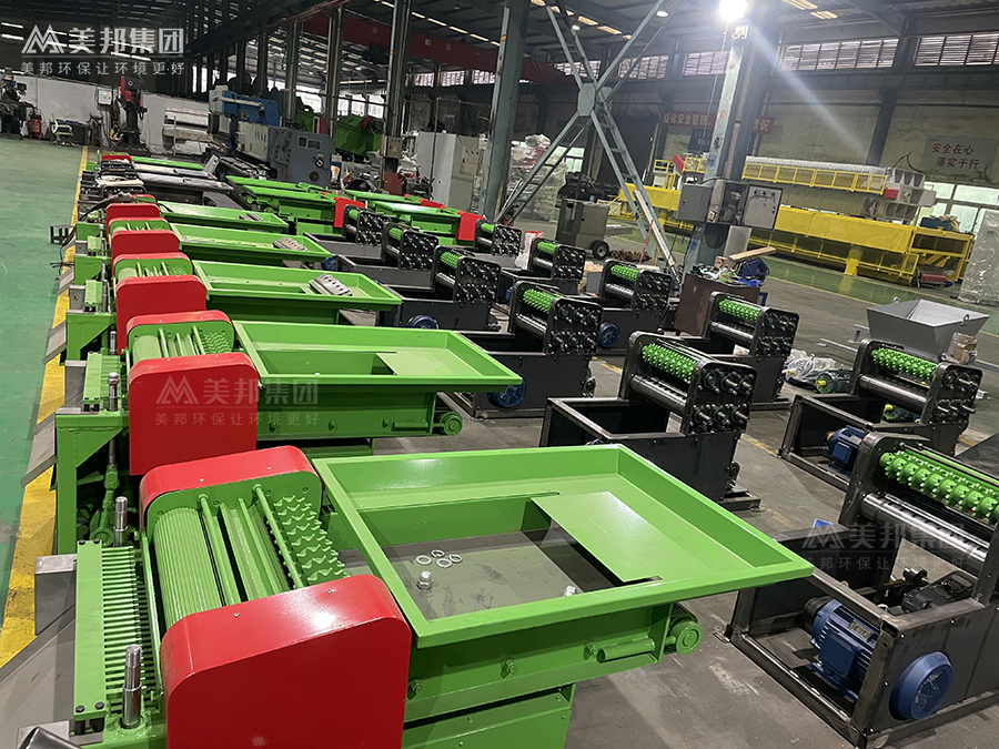 Coconut shell cutting machine is in production.